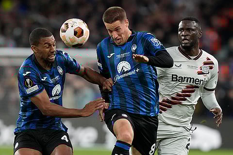 Leverkusen and Atlanta players fight for the ball